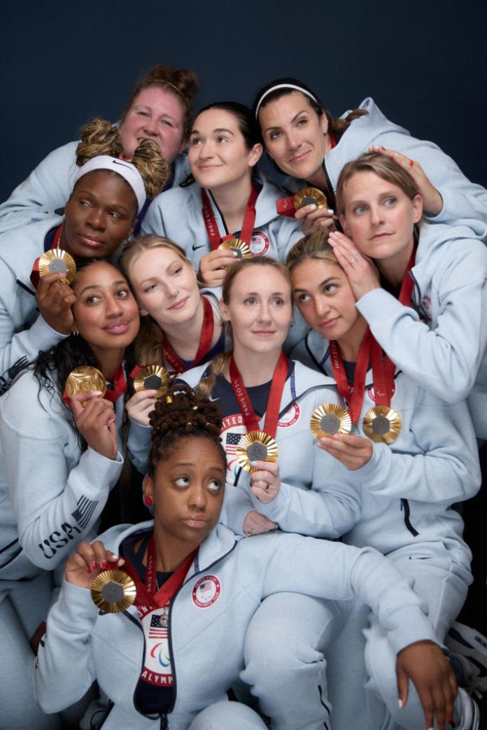 Ten female players are posing for a group photo